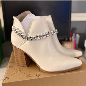 ✨ Indigo Rd. Cream Ankle Booties w/ Silver Chain Detail Size 10